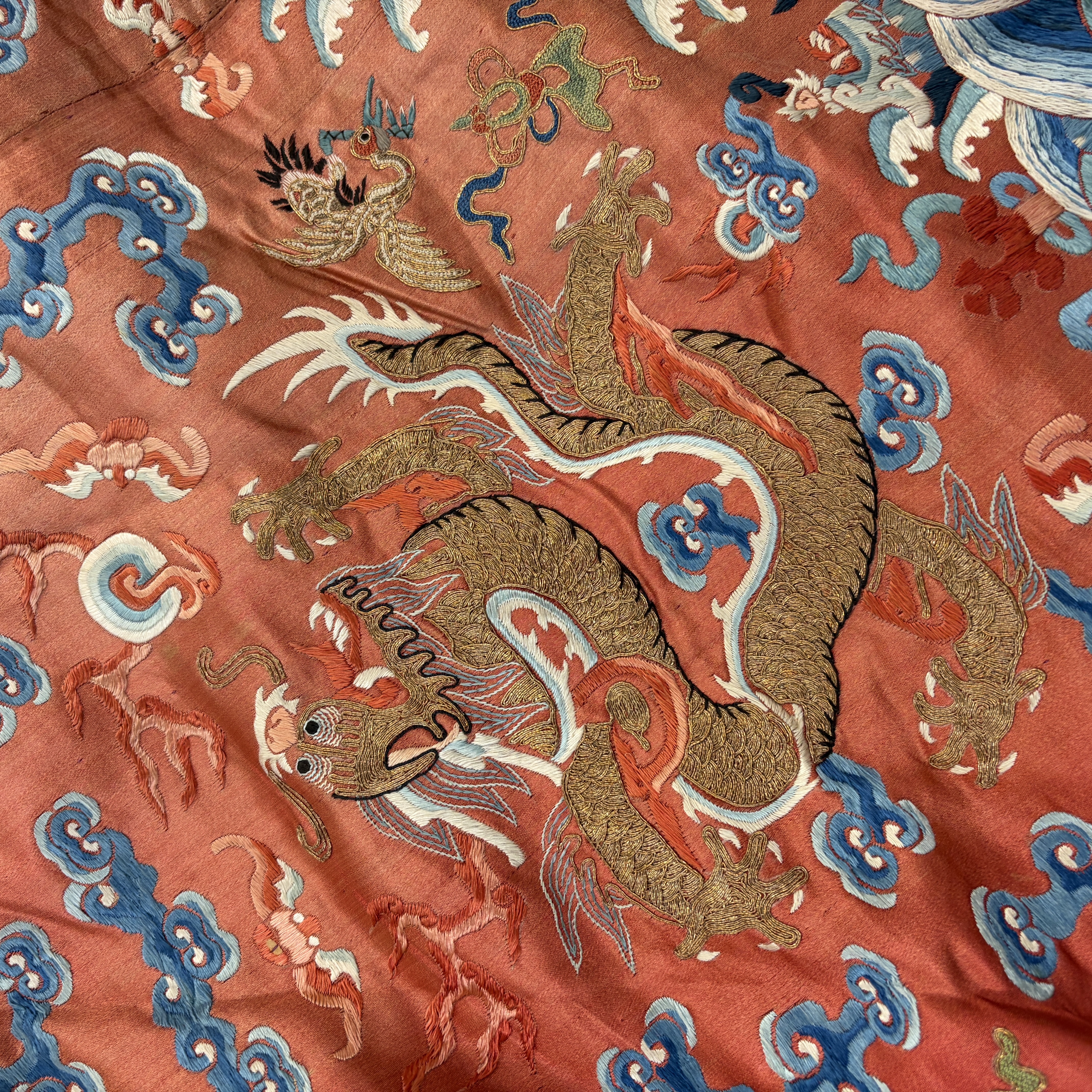 A Chinese red-ground silk embroidered 'Dragons' robe for a lady — foto 11