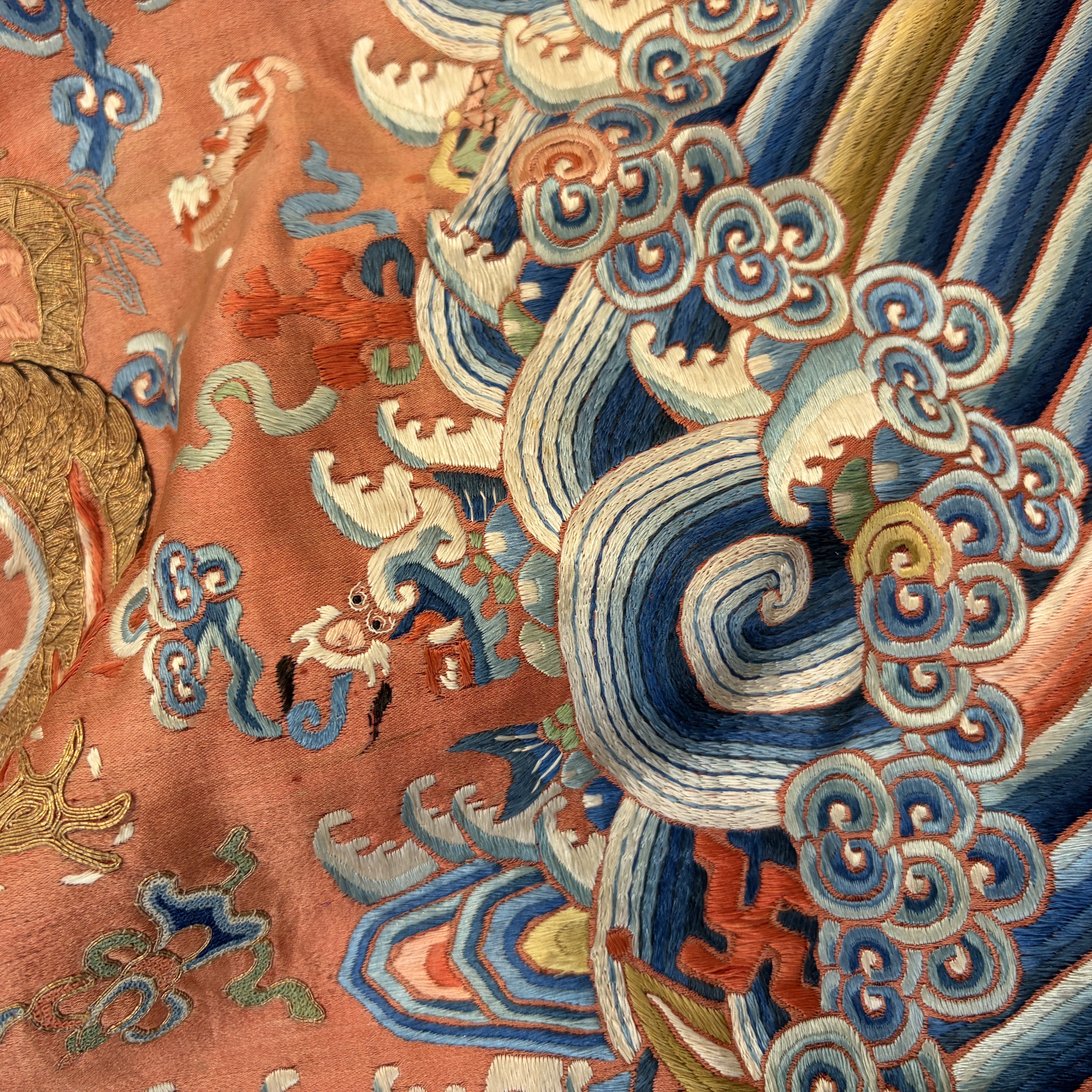 A Chinese red-ground silk embroidered 'Dragons' robe for a lady — foto 12