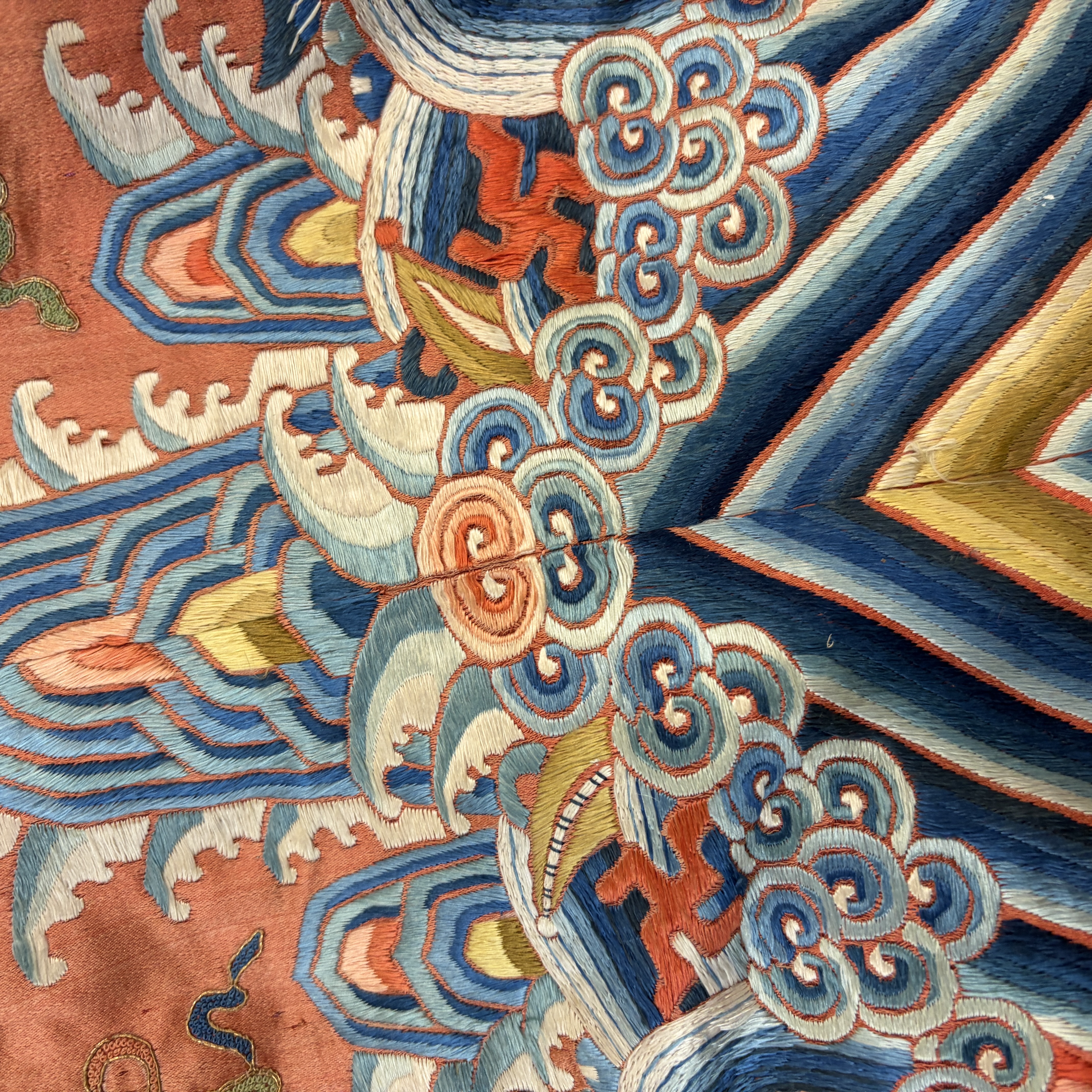 A Chinese red-ground silk embroidered 'Dragons' robe for a lady — foto 13