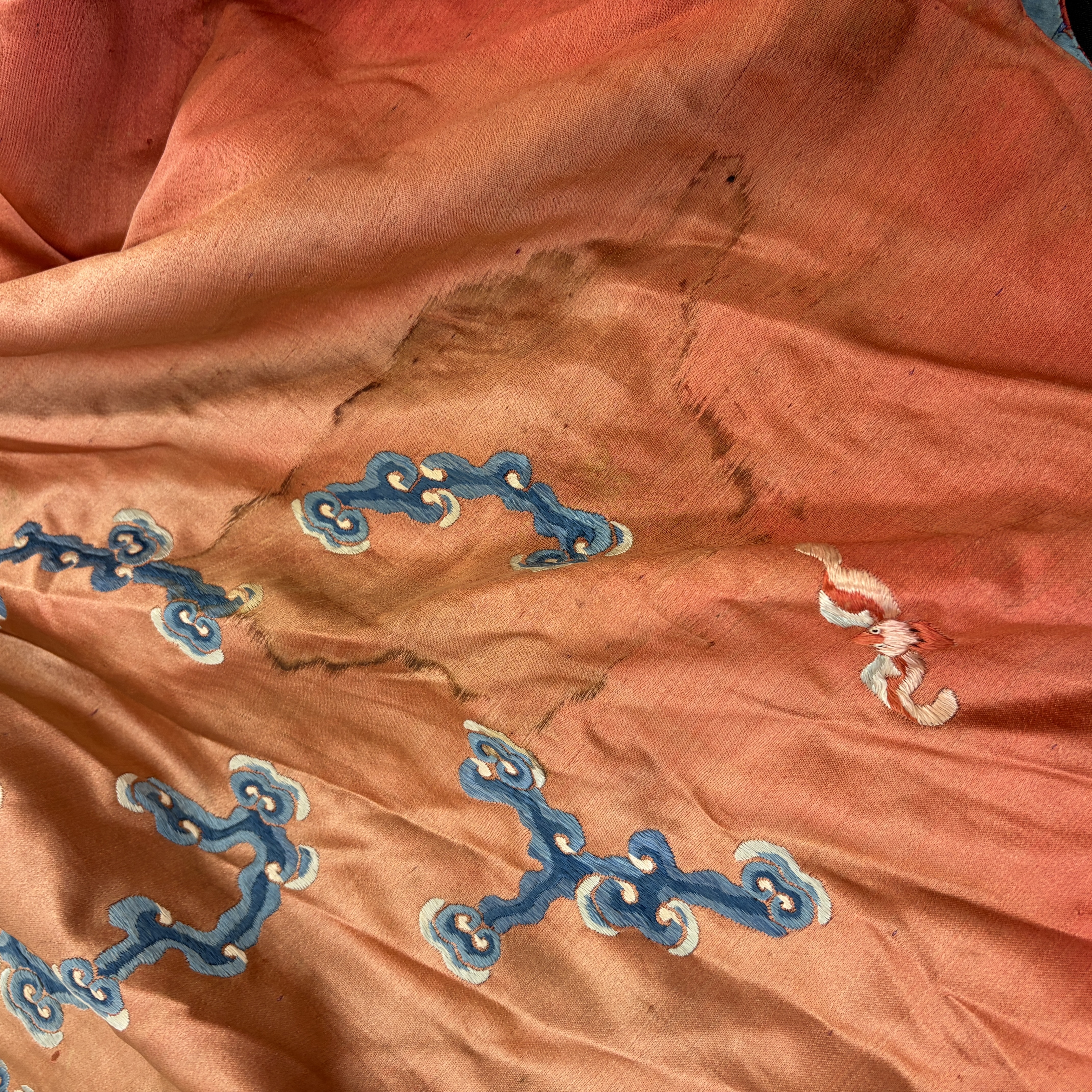 A Chinese red-ground silk embroidered 'Dragons' robe for a lady — foto 14