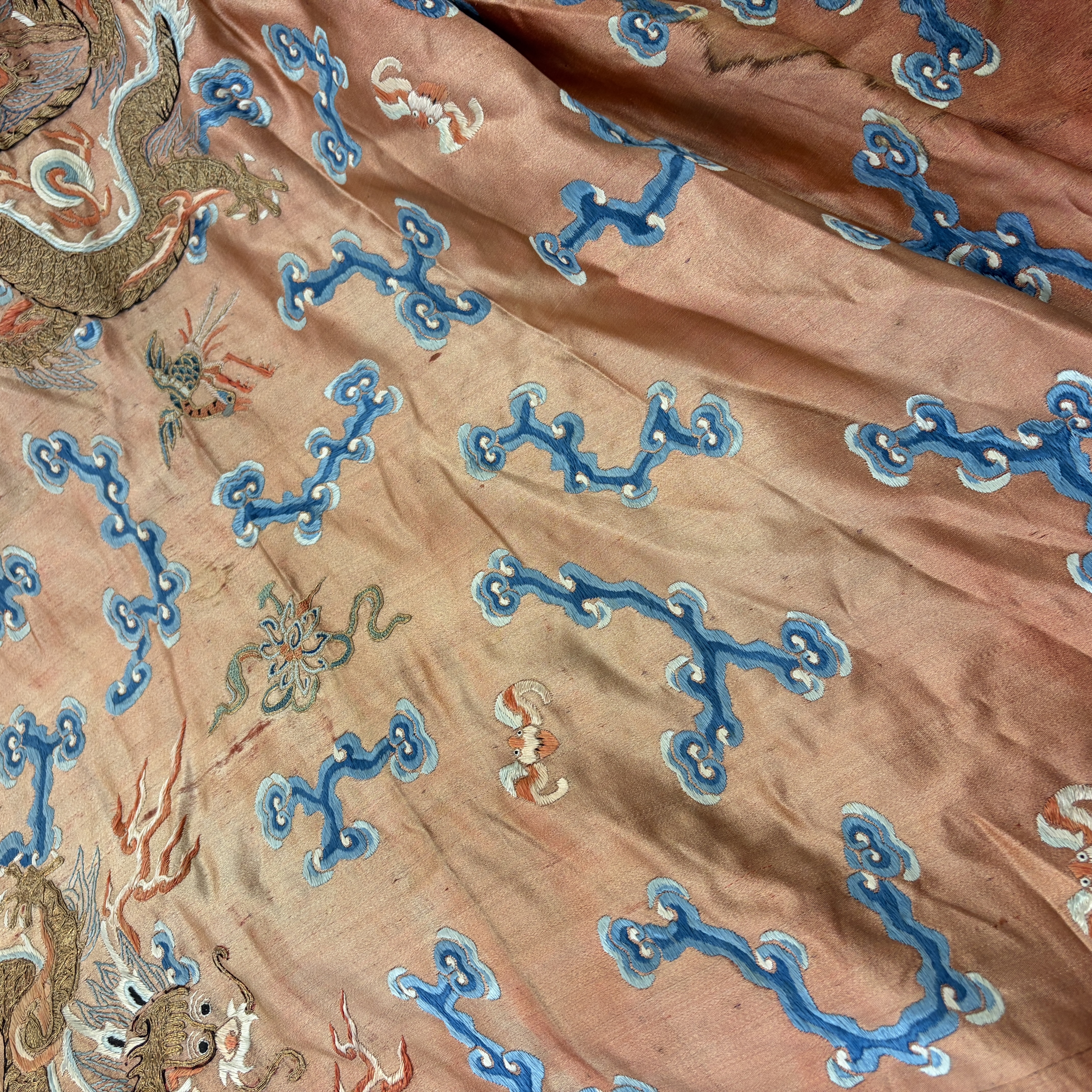 A Chinese red-ground silk embroidered 'Dragons' robe for a lady — foto 15