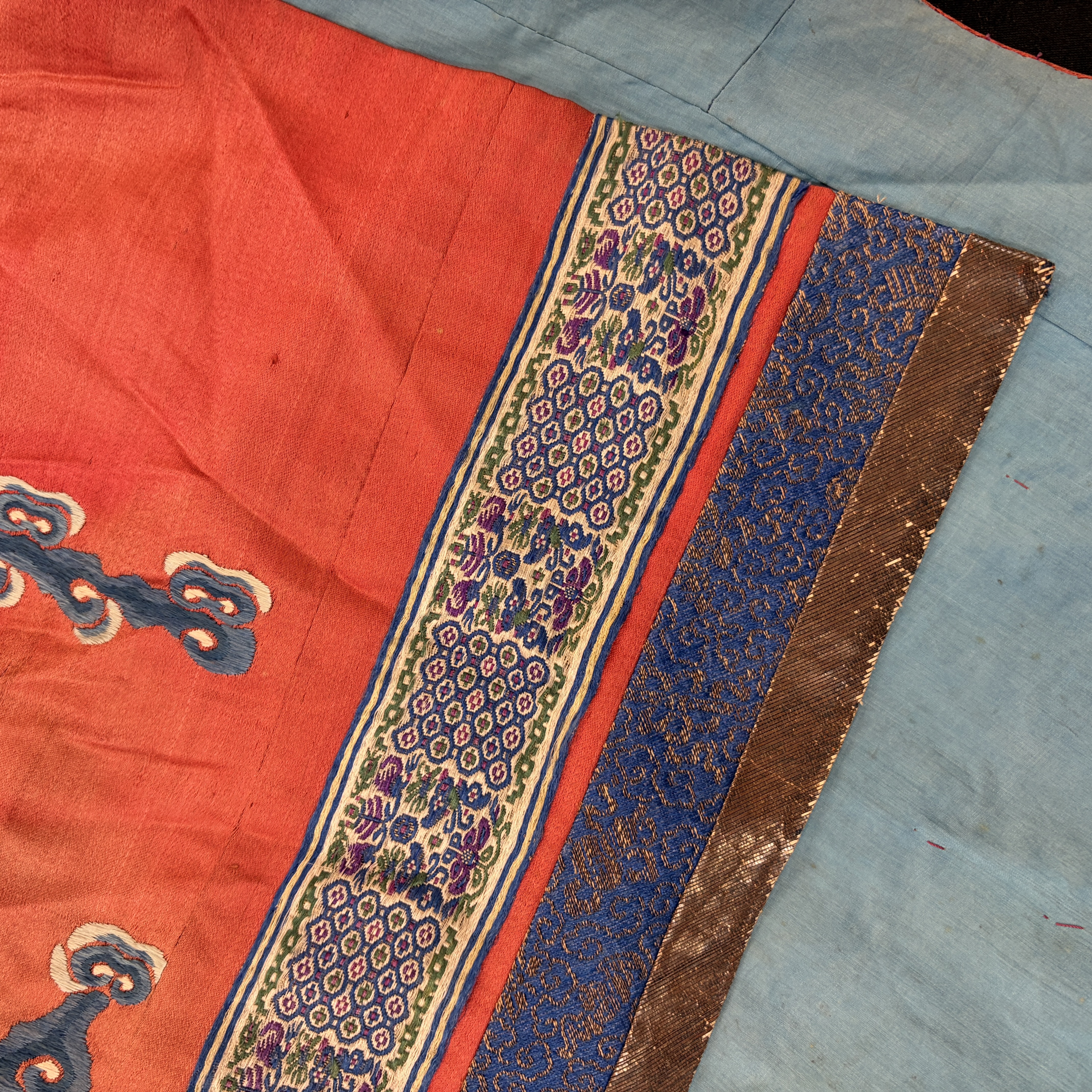 A Chinese red-ground silk embroidered 'Dragons' robe for a lady — foto 16