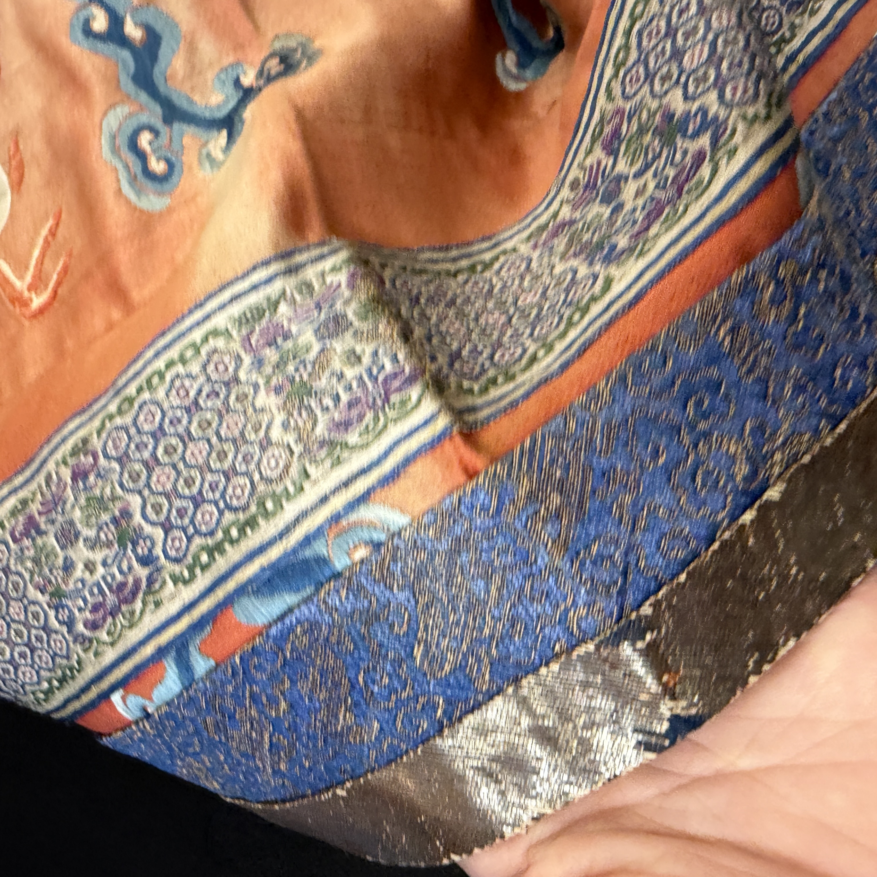 A Chinese red-ground silk embroidered 'Dragons' robe for a lady — foto 17