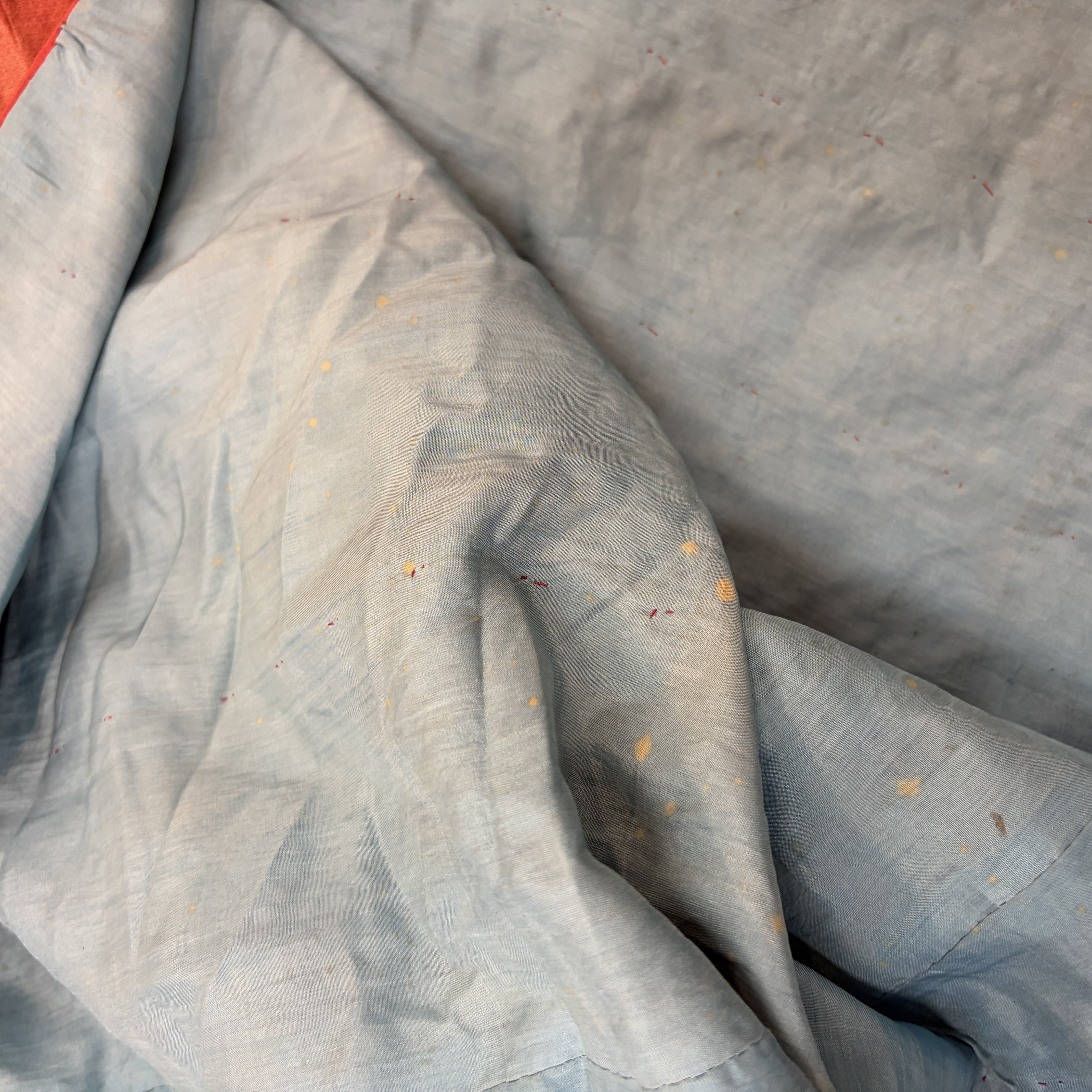 A Chinese red-ground silk embroidered 'Dragons' robe for a lady — foto 18