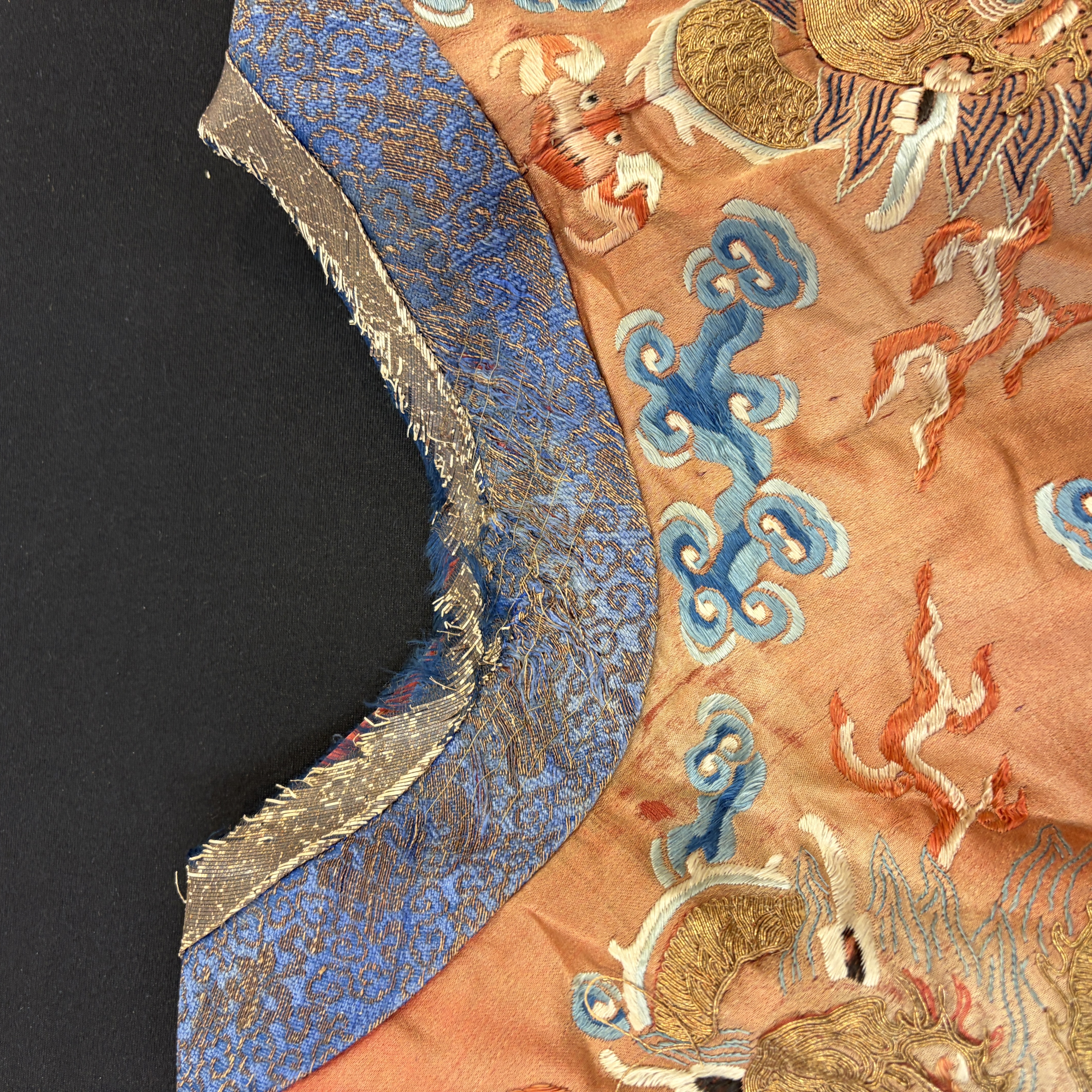 A Chinese red-ground silk embroidered 'Dragons' robe for a lady — foto 19