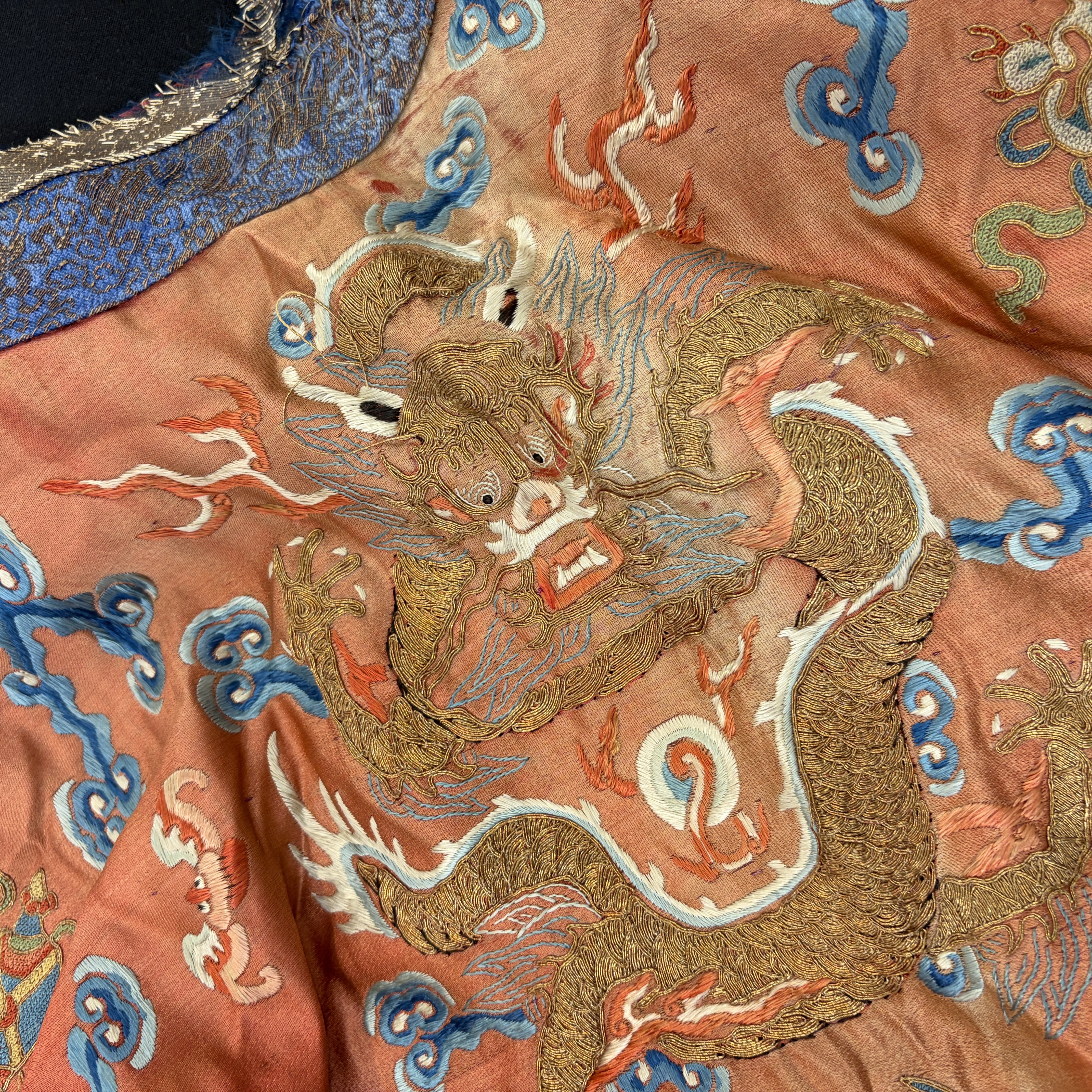 A Chinese red-ground silk embroidered 'Dragons' robe for a lady — foto 20