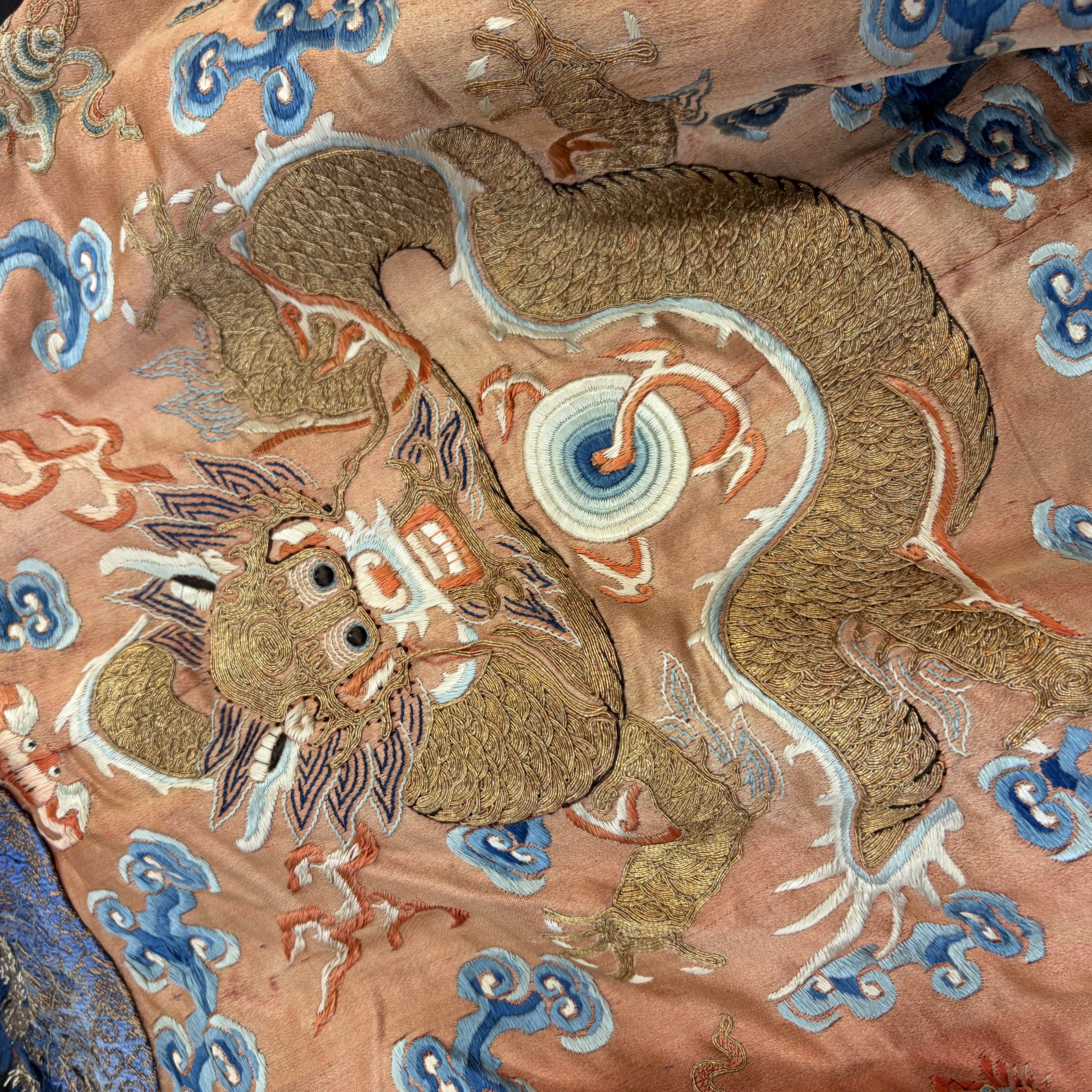 A Chinese red-ground silk embroidered 'Dragons' robe for a lady — foto 21