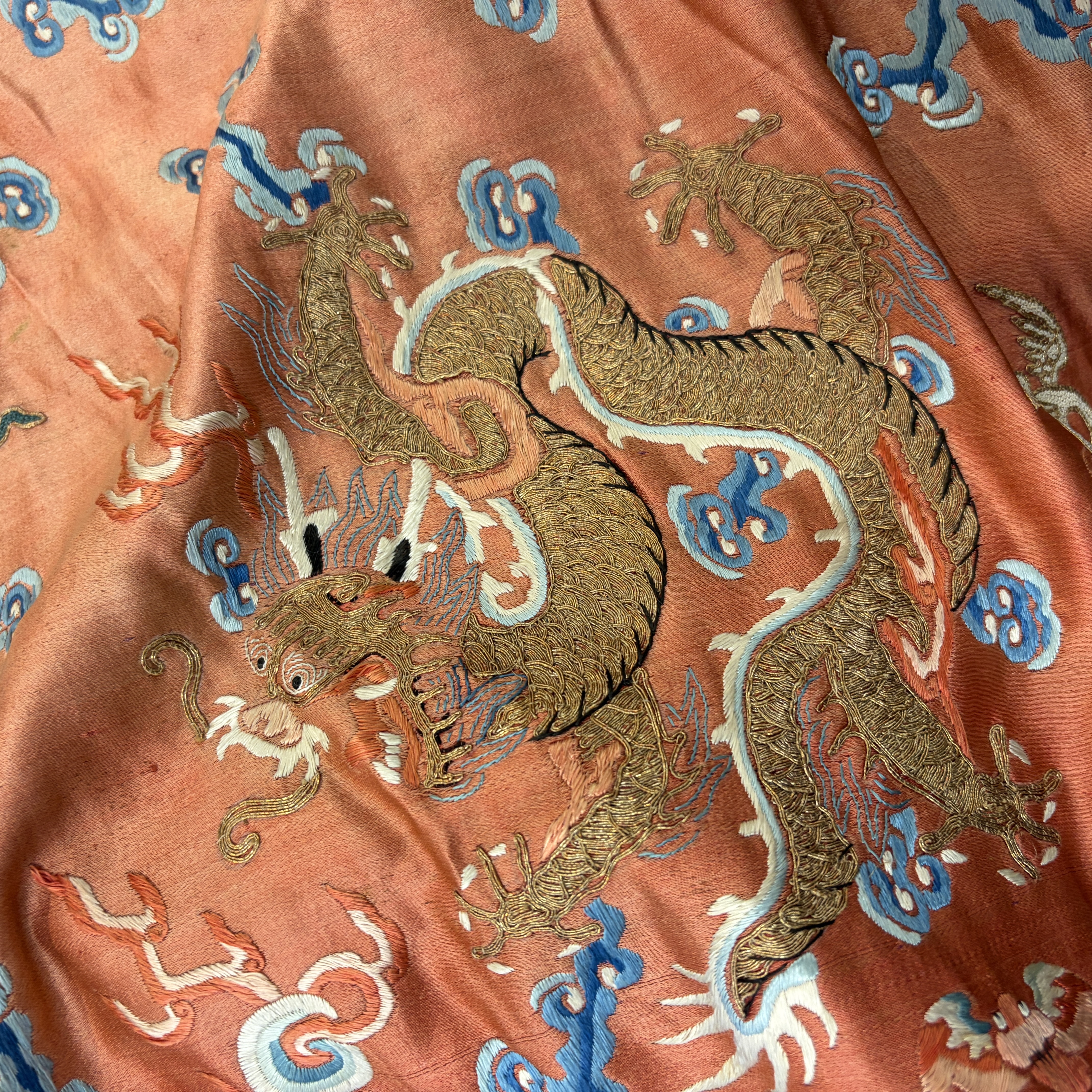 A Chinese red-ground silk embroidered 'Dragons' robe for a lady — foto 22