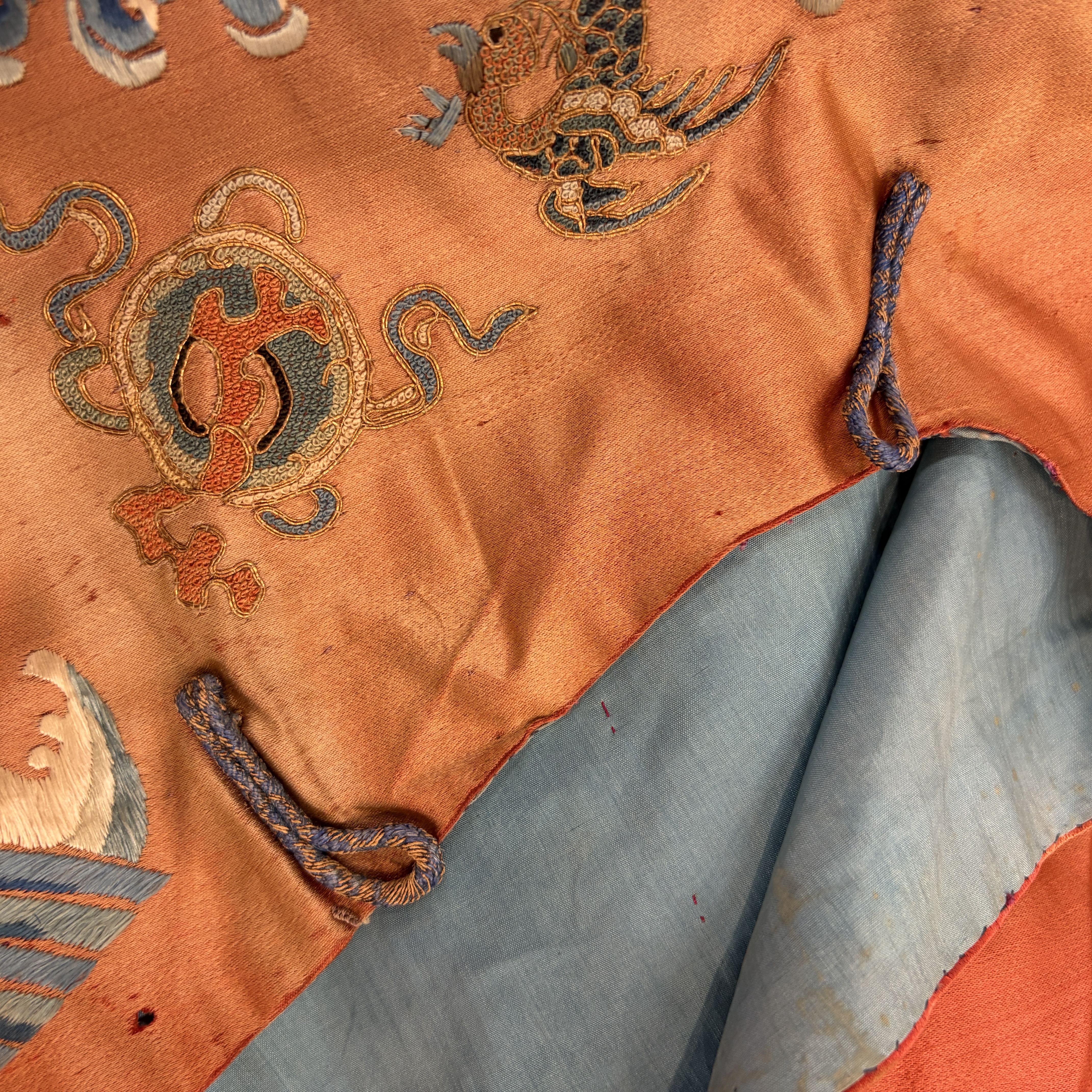 A Chinese red-ground silk embroidered 'Dragons' robe for a lady — foto 23