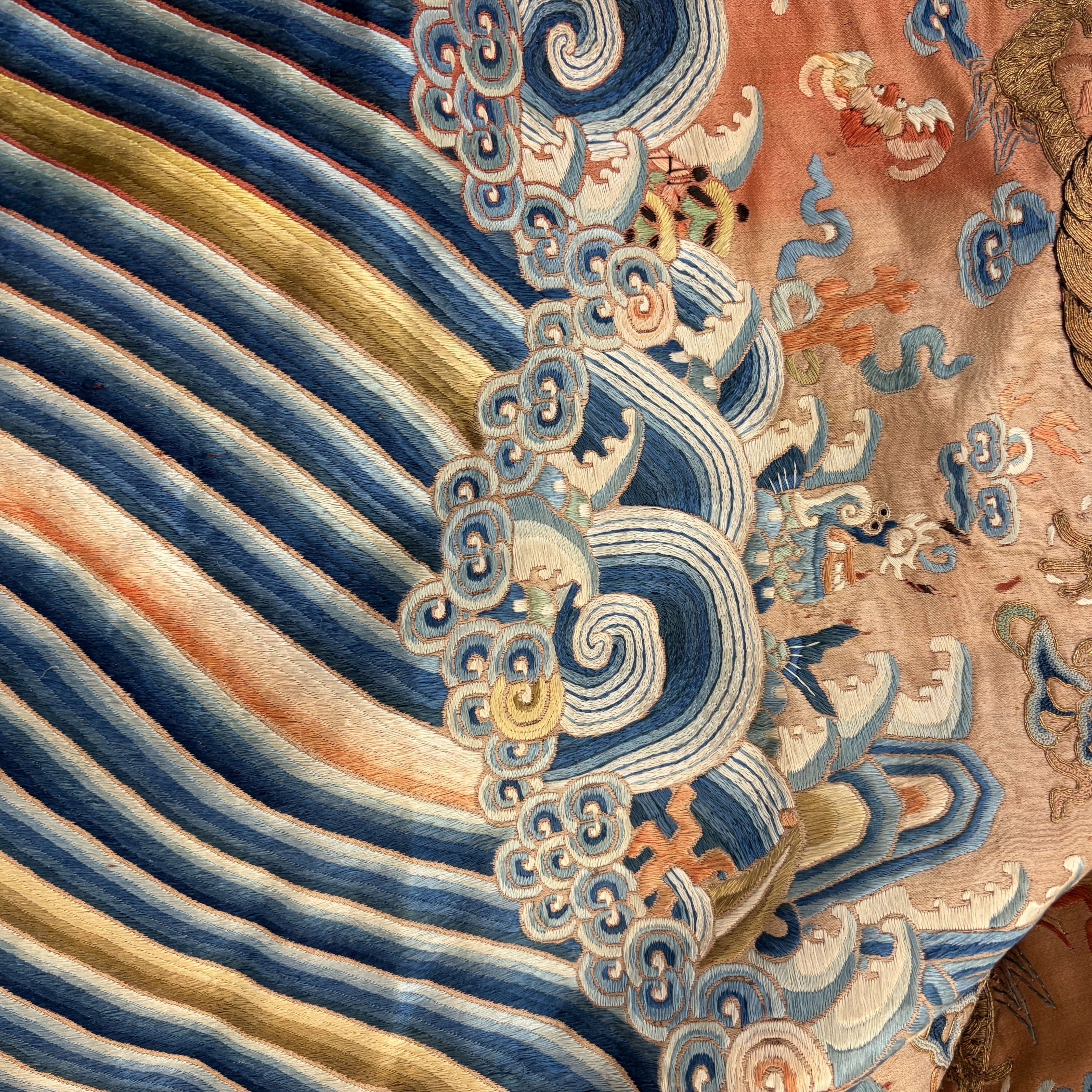 A Chinese red-ground silk embroidered 'Dragons' robe for a lady — foto 24