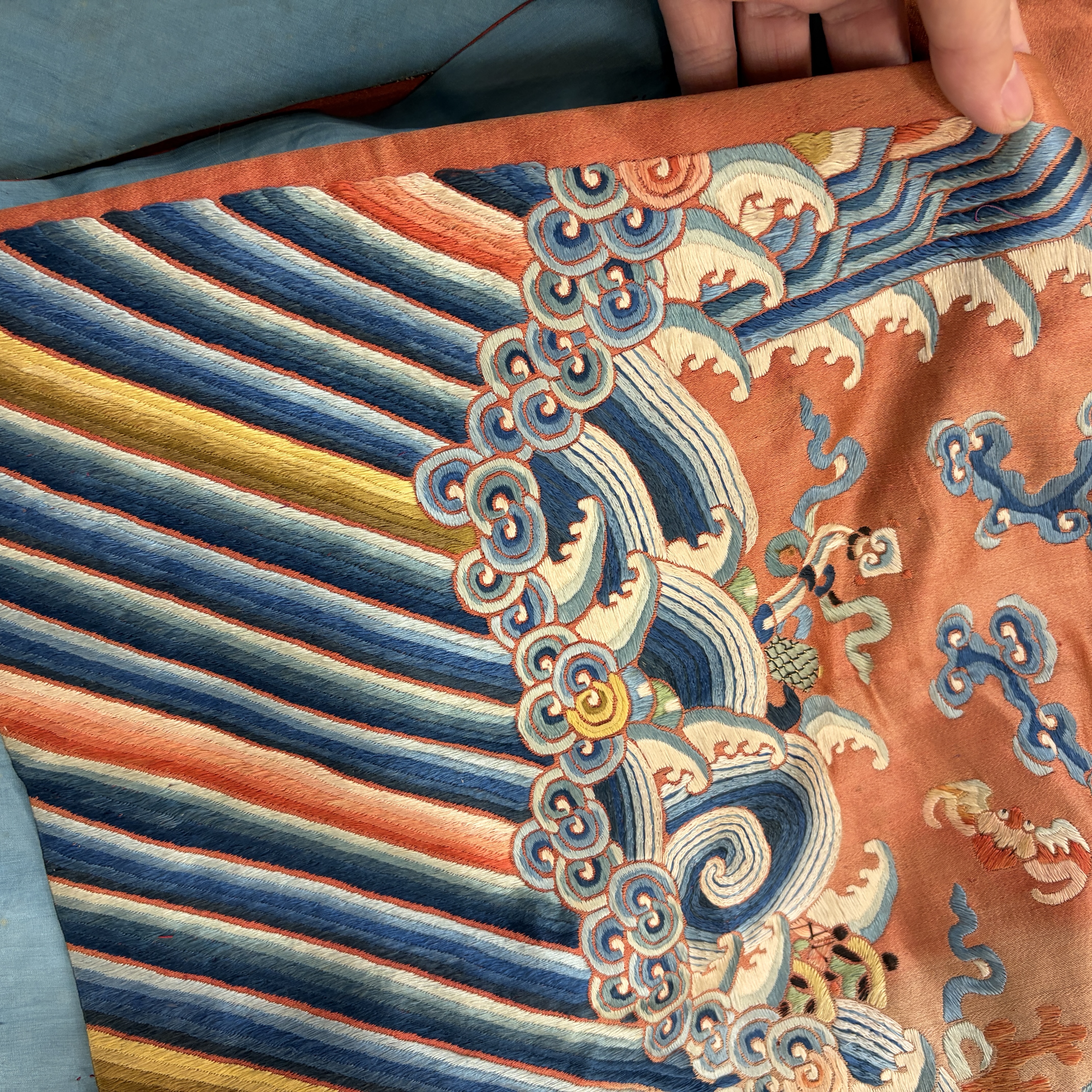 A Chinese red-ground silk embroidered 'Dragons' robe for a lady — foto 25
