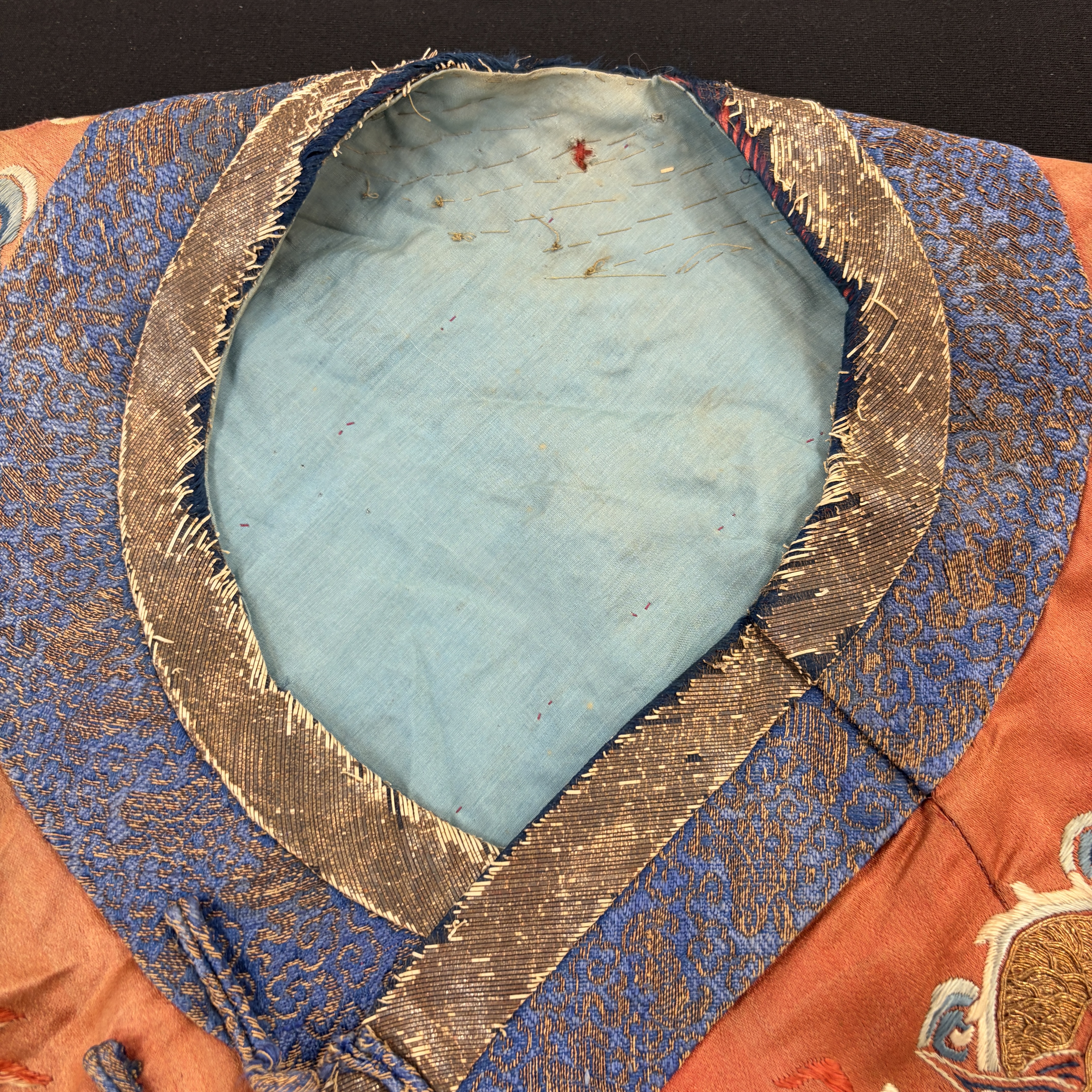 A Chinese red-ground silk embroidered 'Dragons' robe for a lady — foto 1