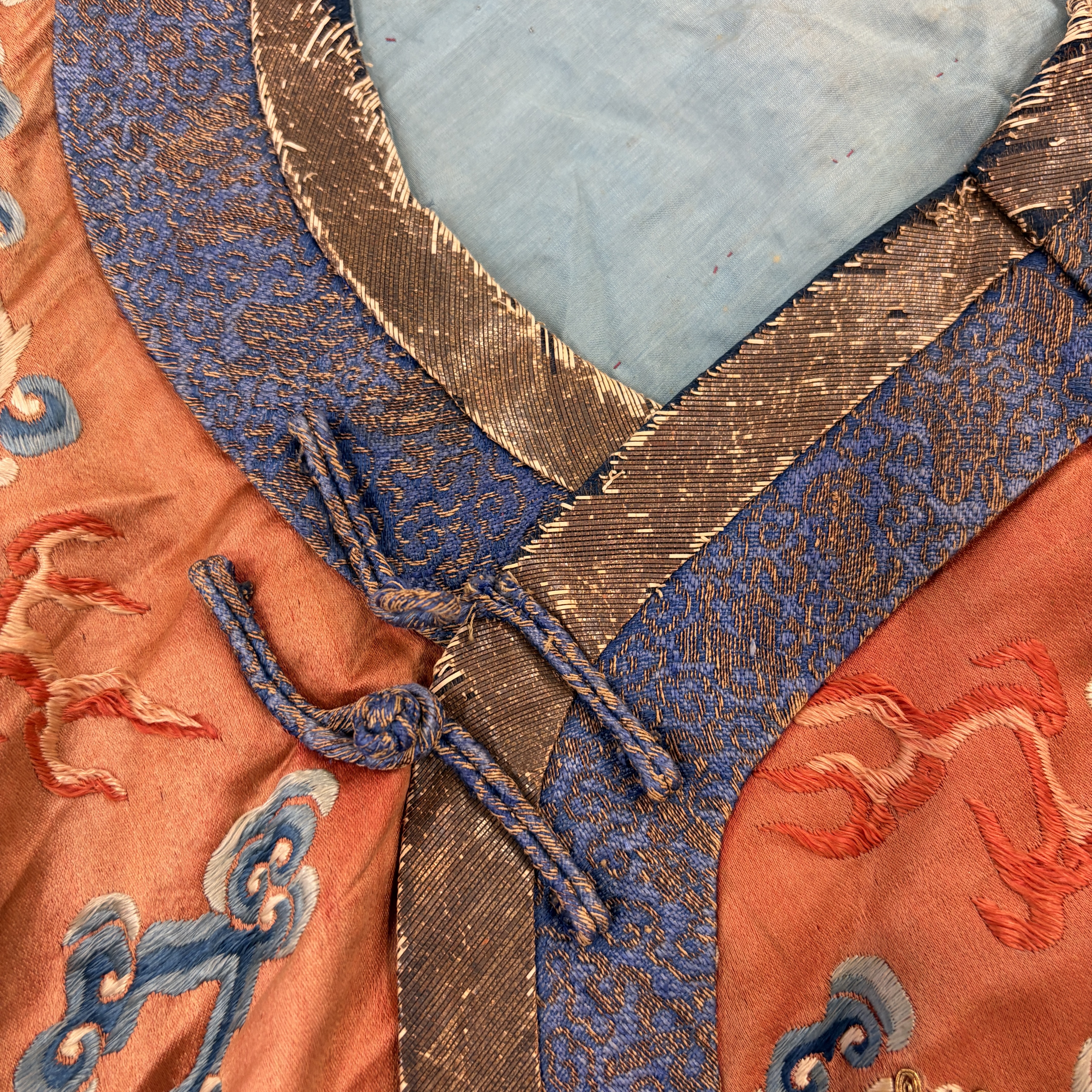 A Chinese red-ground silk embroidered 'Dragons' robe for a lady — foto 2
