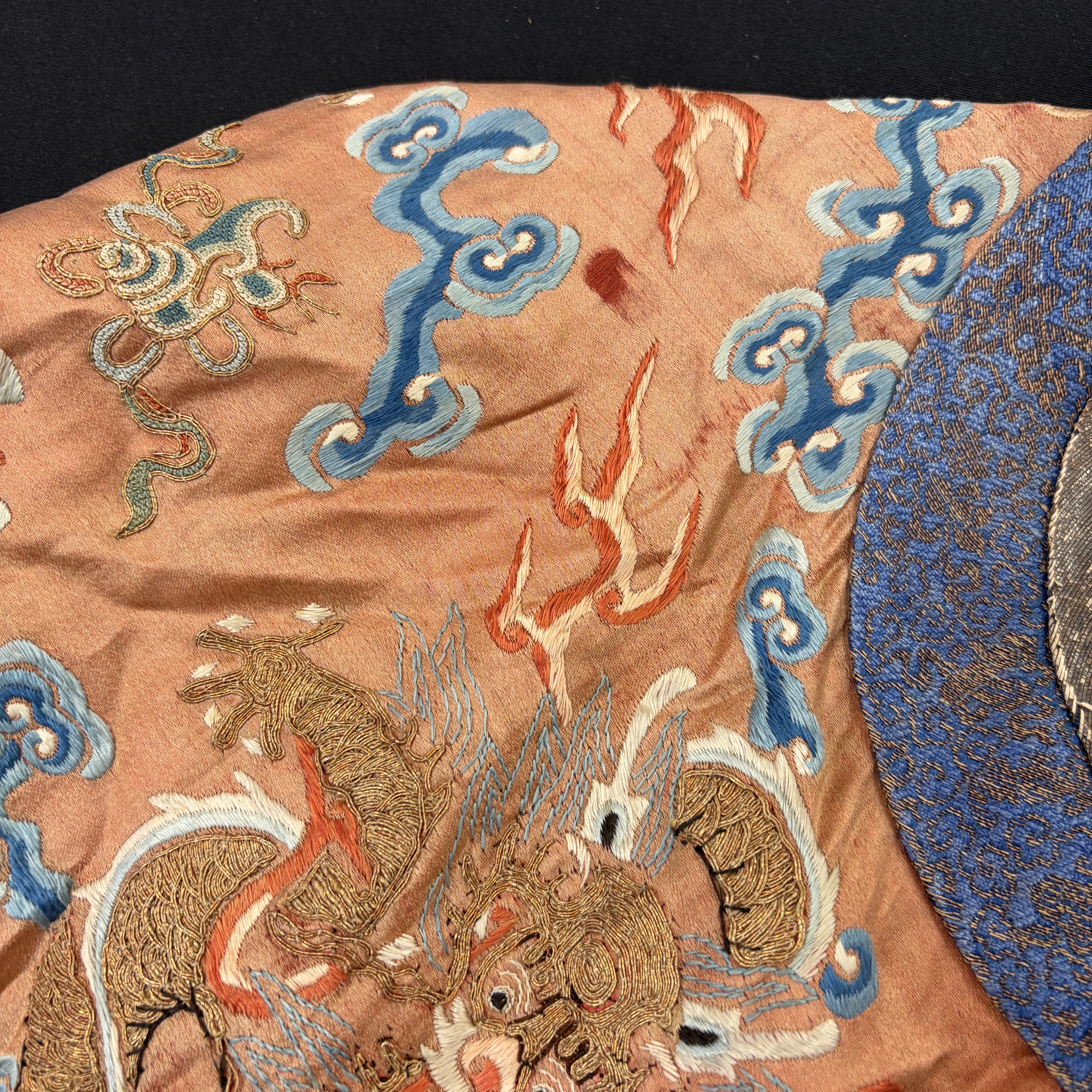 A Chinese red-ground silk embroidered 'Dragons' robe for a lady — foto 3