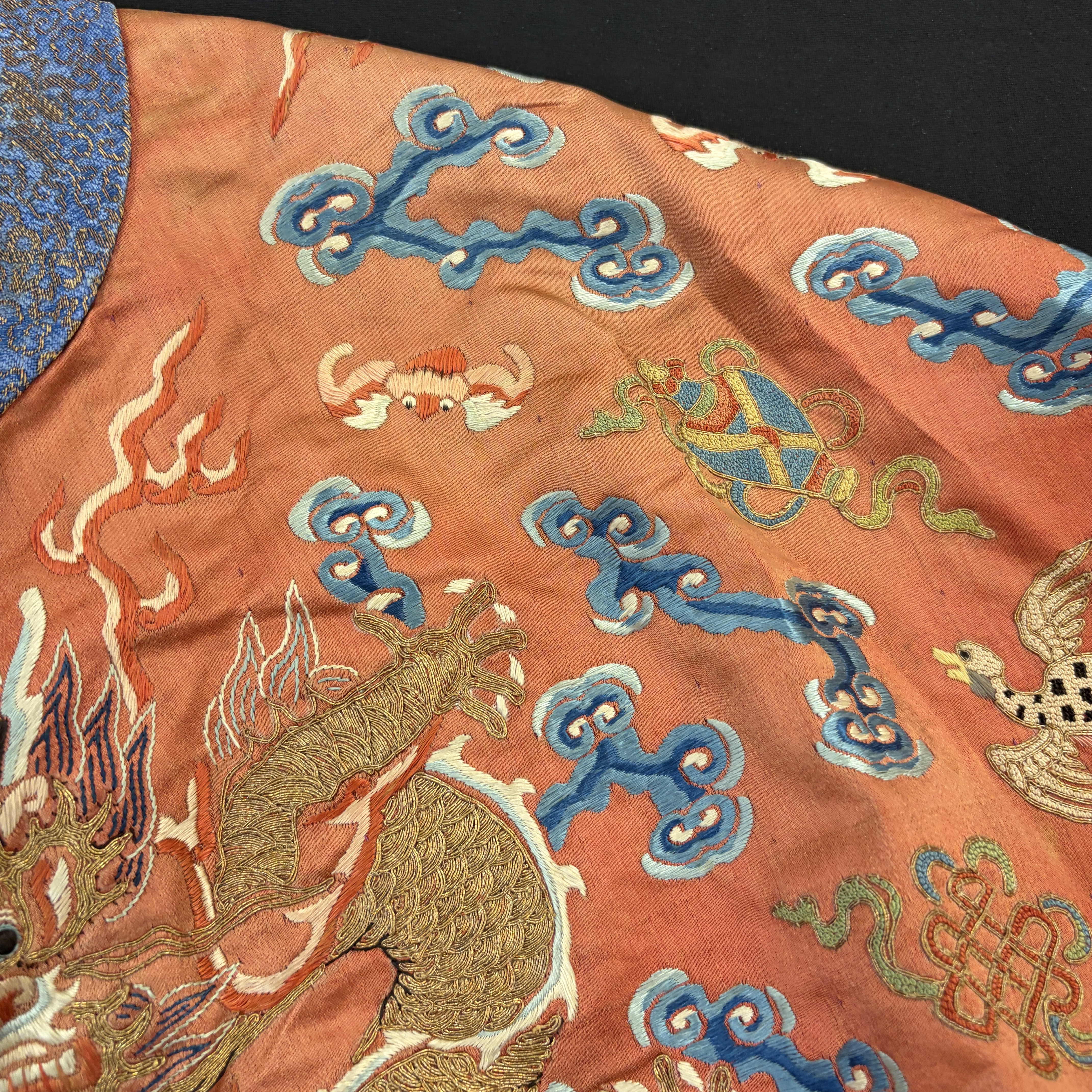 A Chinese red-ground silk embroidered 'Dragons' robe for a lady — foto 4