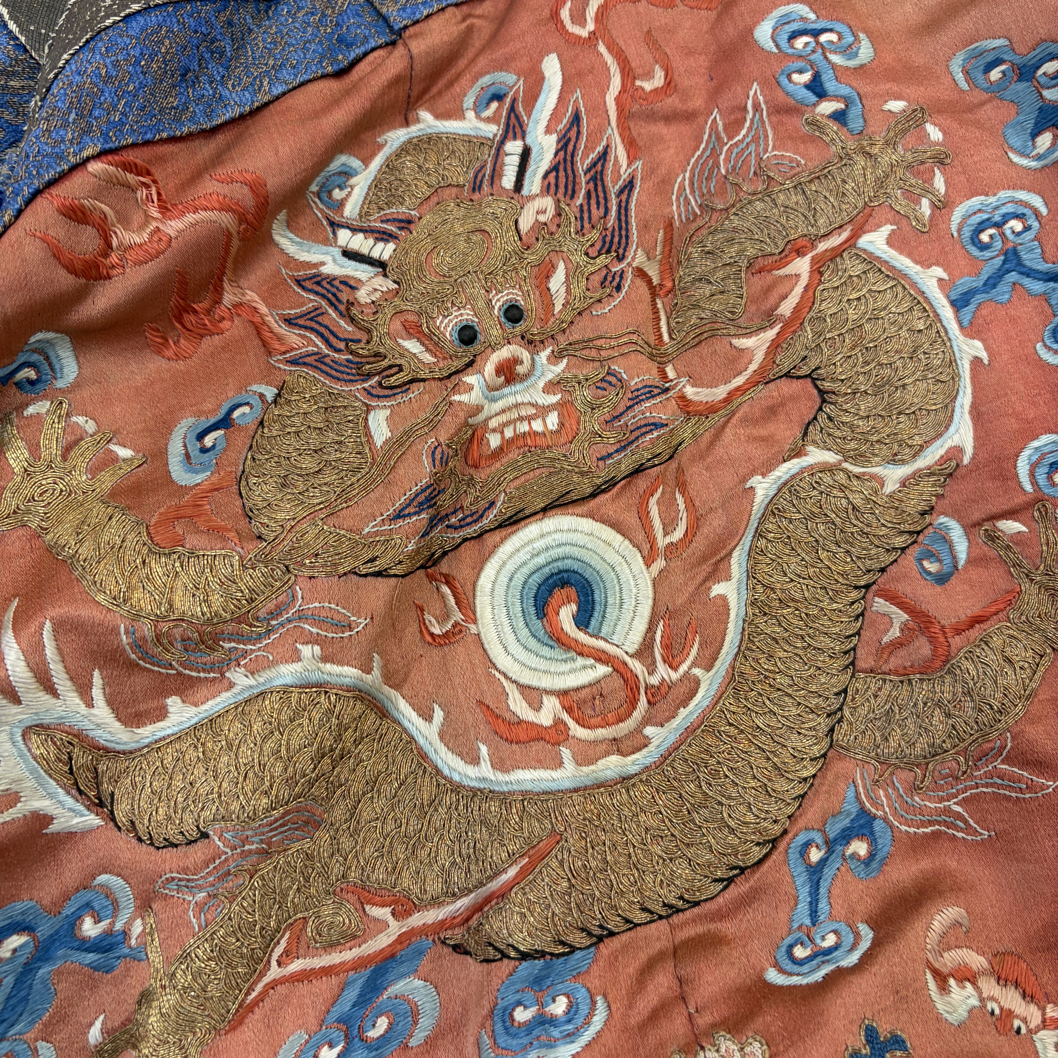 A Chinese red-ground silk embroidered 'Dragons' robe for a lady — foto 5