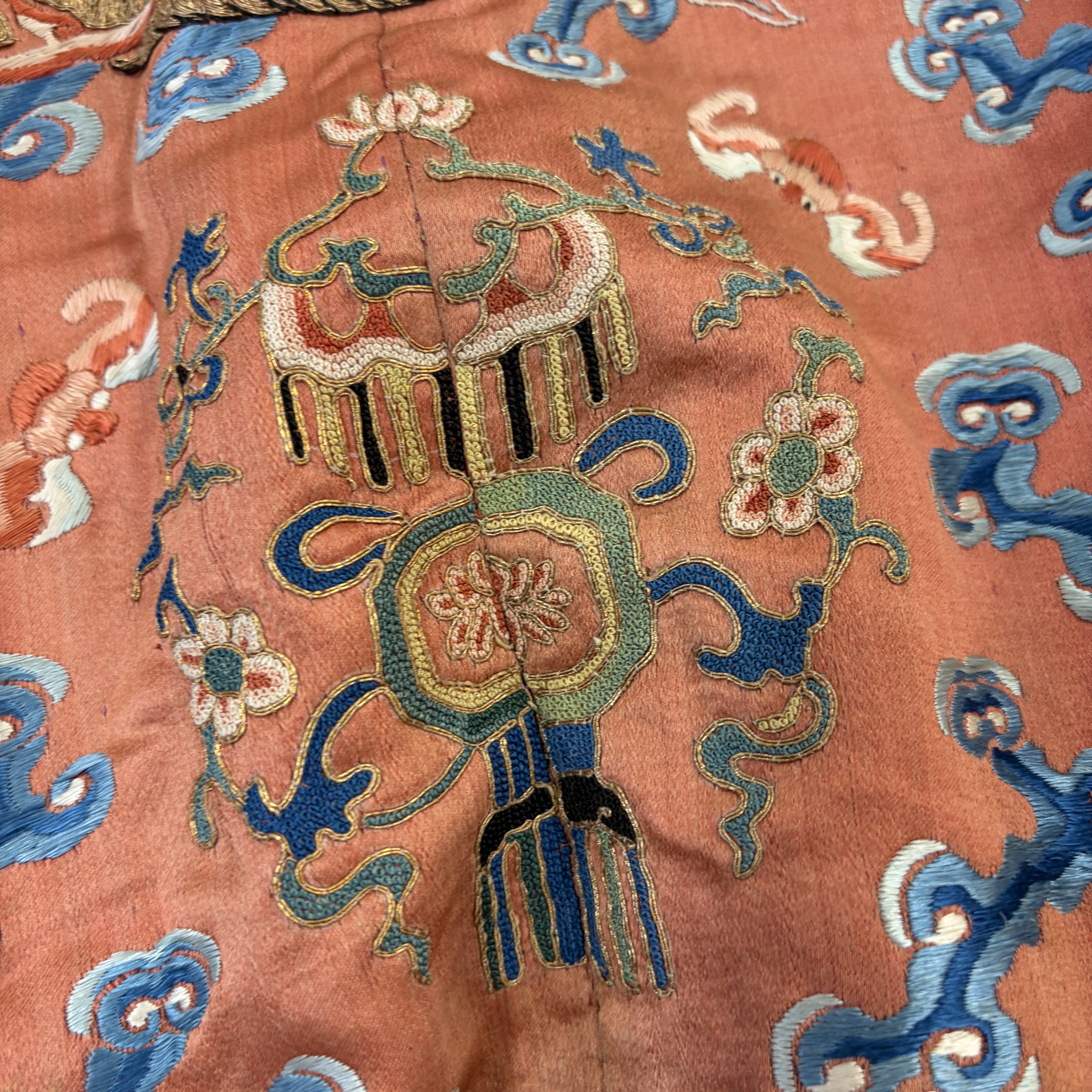 A Chinese red-ground silk embroidered 'Dragons' robe for a lady — foto 6