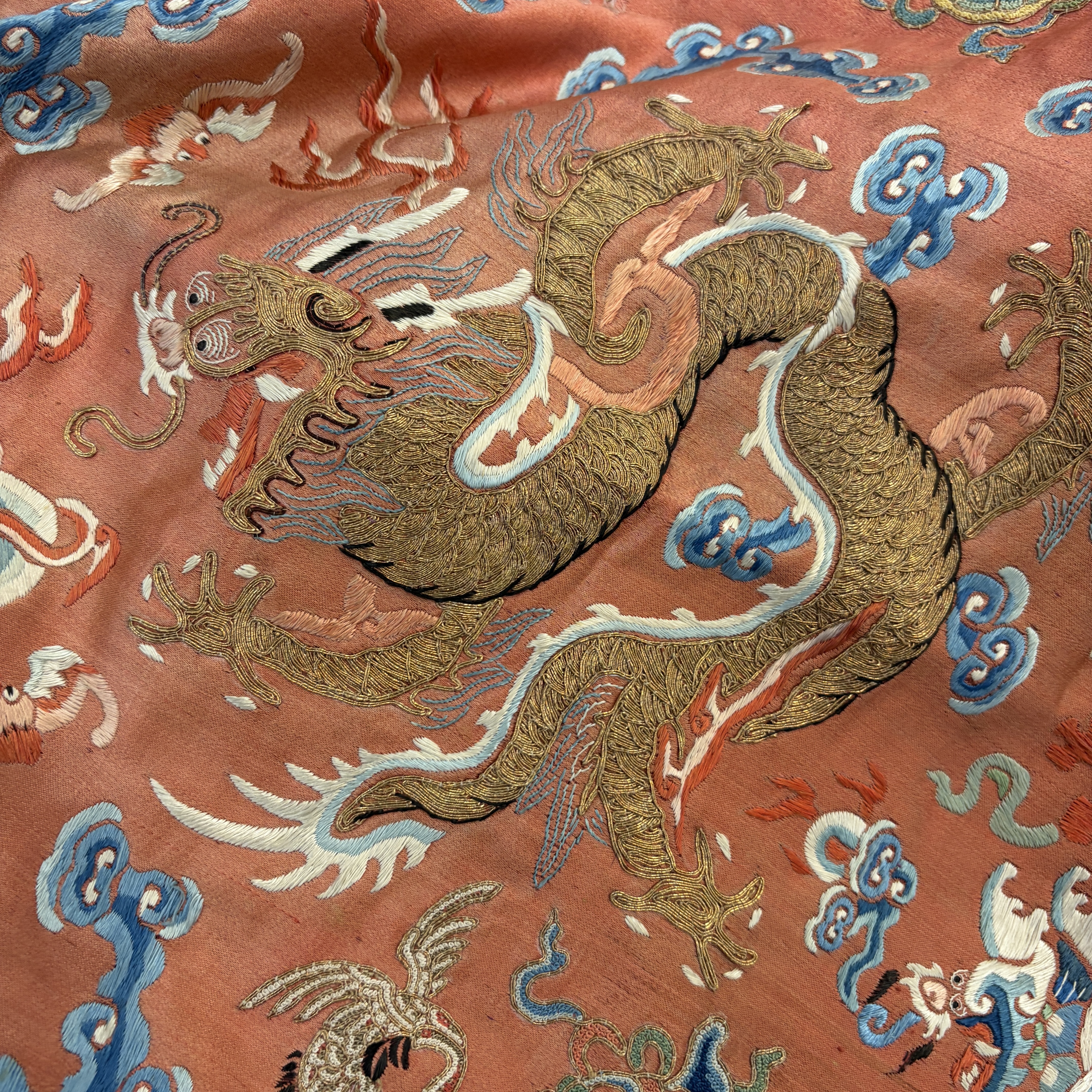 A Chinese red-ground silk embroidered 'Dragons' robe for a lady — foto 7
