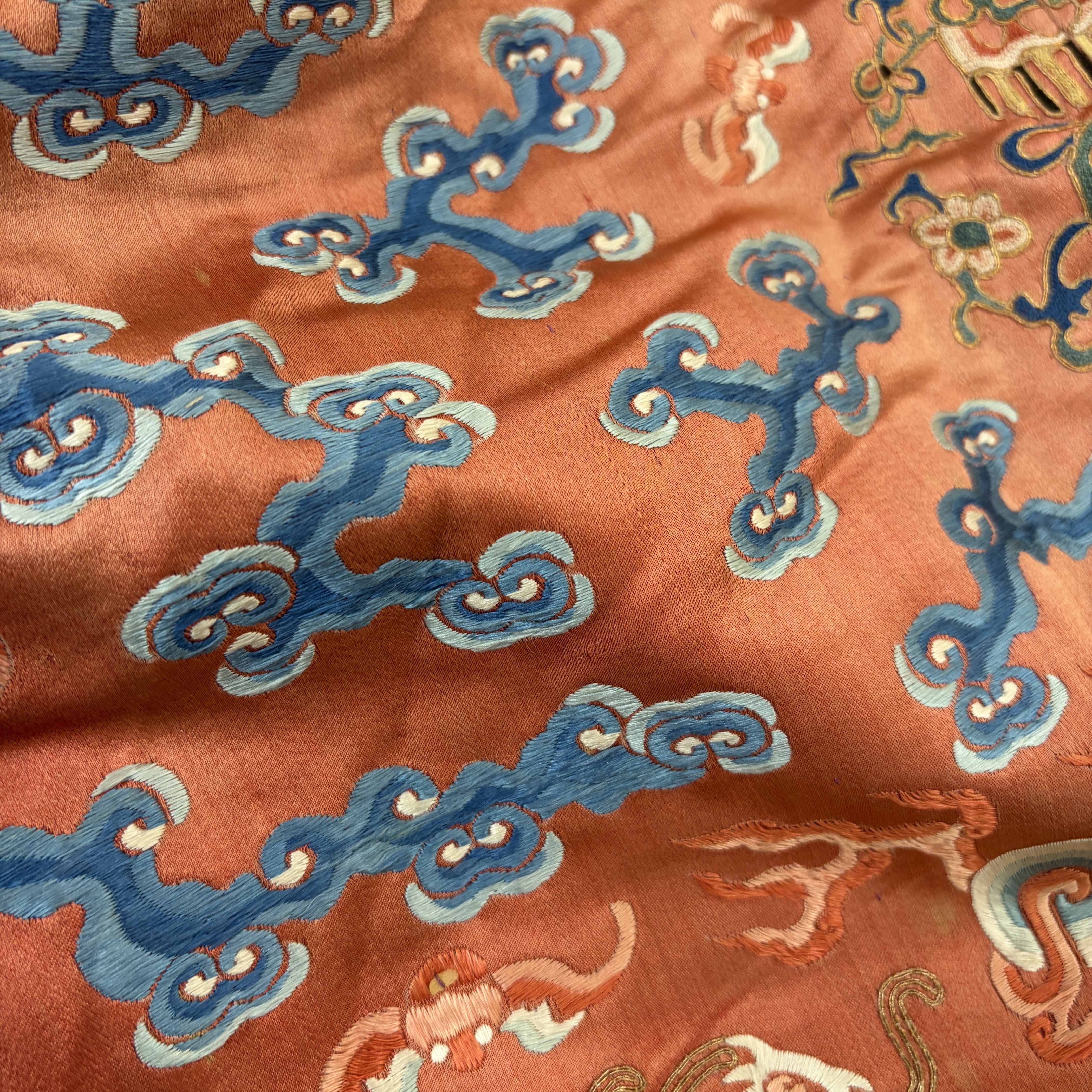 A Chinese red-ground silk embroidered 'Dragons' robe for a lady — foto 8