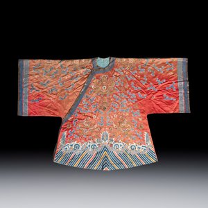A Chinese red-ground silk embroidered 'Dragons' robe for a lady — foto 1