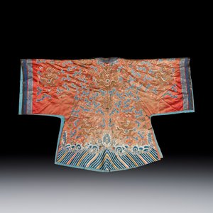 A Chinese red-ground silk embroidered 'Dragons' robe for a lady — foto 2