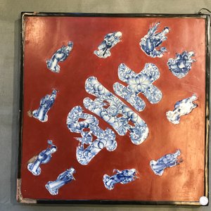 A Chinese red-lacquered plaque with blue and white porcelain inserts, 19/20th C. — 照片 13