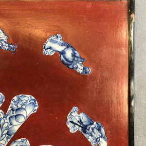A Chinese red-lacquered plaque with blue and white porcelain inserts, 19/20th C. — 照片 8