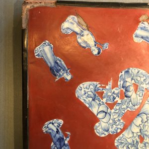 A Chinese red-lacquered plaque with blue and white porcelain inserts, 19/20th C. — 照片 10