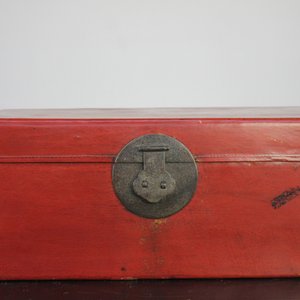 A Chinese red leather trunk, early 20th C. — 照片 2