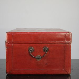 A Chinese red leather trunk, early 20th C. — 照片 3