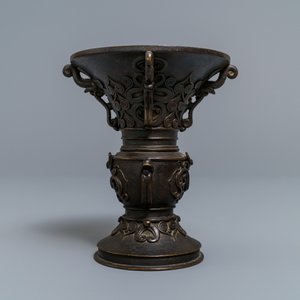 A Chinese relief-decorated bronze 'gu' vase with inscribed base, 18/19th C. — photo 4