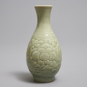 A Chinese relief-decorated celadon 'peony' vase, 18/19th C. — photo 1