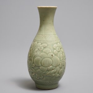 A Chinese relief-decorated celadon 'peony' vase, 18/19th C. — photo 3