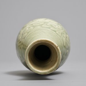 A Chinese relief-decorated celadon 'peony' vase, 18/19th C. — photo 5