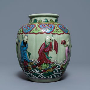 A Chinese relief-decorated famille rose celadon-ground vase, 19/20th C. — photo 3
