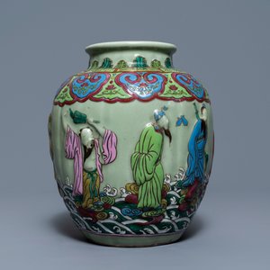 A Chinese relief-decorated famille rose celadon-ground vase, 19/20th C. — photo 4