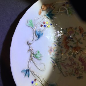 A Chinese relief-decorated famille rose cup and saucer with squirrels, Yongzheng, 1723-1735 — 照片 17