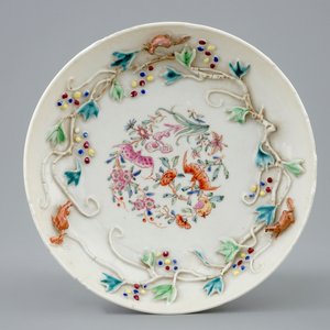 A Chinese relief-decorated famille rose cup and saucer with squirrels, Yongzheng, 1723-1735 — 照片 2