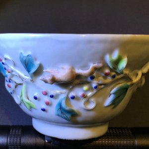 A Chinese relief-decorated famille rose cup and saucer with squirrels, Yongzheng, 1723-1735 — 照片 6