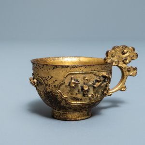 A Chinese relief-decorated gilt bronze cup, Ming — photo 1