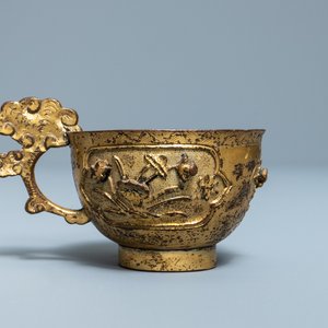 A Chinese relief-decorated gilt bronze cup, Ming — photo 4