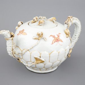A Chinese relief-decorated gilt tea pot, Yongzheng, 18th C. — 照片 1