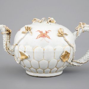 A Chinese relief-decorated gilt tea pot, Yongzheng, 18th C. — 照片 2