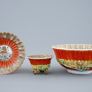 A Chinese relief-decorated grisaille and iron red cup and saucer with matching bowl, Yongzheng, 1723-1735 — 照片 1