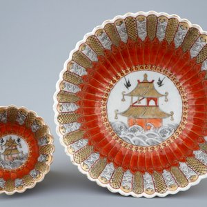 A Chinese relief-decorated grisaille and iron red cup and saucer with matching bowl, Yongzheng, 1723-1735 — 照片 5
