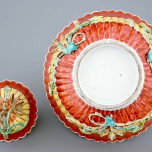 A Chinese relief-decorated grisaille and iron red cup and saucer with matching bowl, Yongzheng, 1723-1735 — 照片 6
