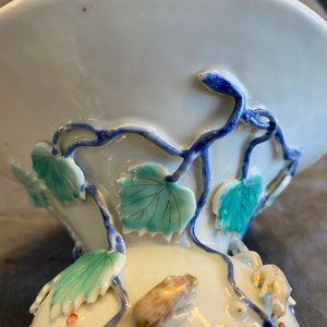 A Chinese relief-decorated 'squirrel and grapevine' spittoon, Yongzheng — 照片 13