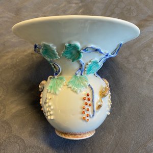 A Chinese relief-decorated 'squirrel and grapevine' spittoon, Yongzheng — 照片 16