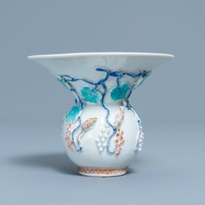 A Chinese relief-decorated 'squirrel and grapevine' spittoon, Yongzheng — 照片 2