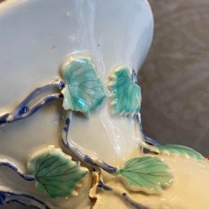 A Chinese relief-decorated 'squirrel and grapevine' spittoon, Yongzheng — 照片 31